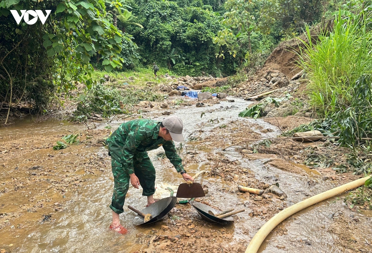 dung_cu_khai_thac_vang_ma_cac_doi_tuong_khai_thac_vang_bo_lai_tai_khu_vuc_khe_bun_xa_a_luoi_1.jpg