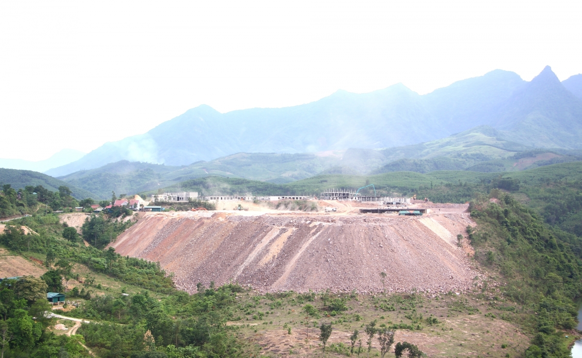 hinh_hai_ngoi_truong_da_dan_hien_ra_tren_qua_doi_o_thon_ta_leng_xa_bien_gioi_dan_hoa.jpg