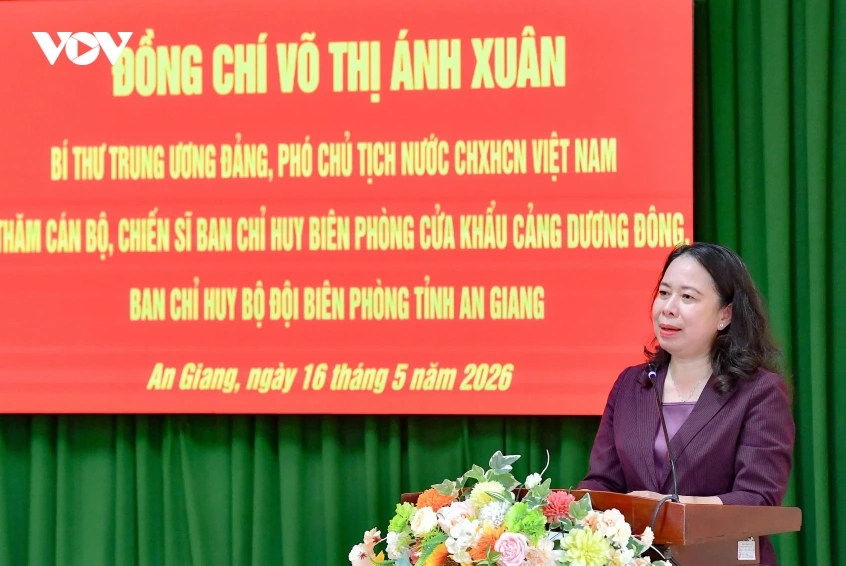 ho_chu_tich_nuoc_vo_thi_anh_xuan_phat_bieu_tai_voi_can_bo_chien_sy_ban_chi_huy_bien_phong_cua_khau_cang_duong_dong.jpg