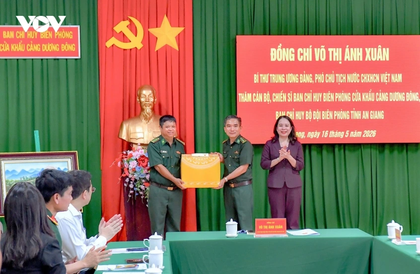 ho_chu_tich_nuoc_vo_thi_anh_xuan_tang_qua_cho_can_bo_chien_sy_ban_chi_huy_bien_phong_cua_khau_cang_duong_dong.jpg