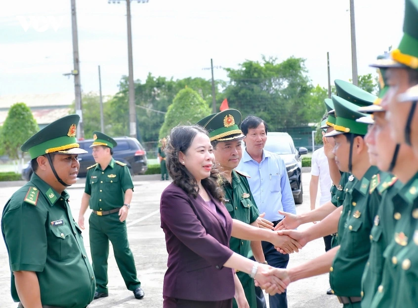 ho_chu_tich_nuoc_vo_thi_anh_xuan_tham_can_bo_chien_sy_ban_chi_huy_bien_phong_cua_khau_cang_duong_dong.jpg