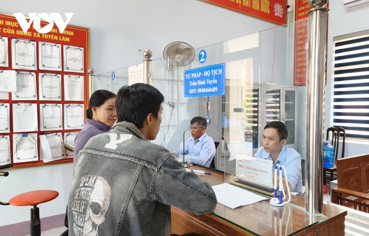 ho_tro_nguoi_dan_lam_cac_thu_tuc_hanh_chinh_tai_trung_tam_phuc_vu_hanh_chinh_cong_xa_tuyen_lam.jpg