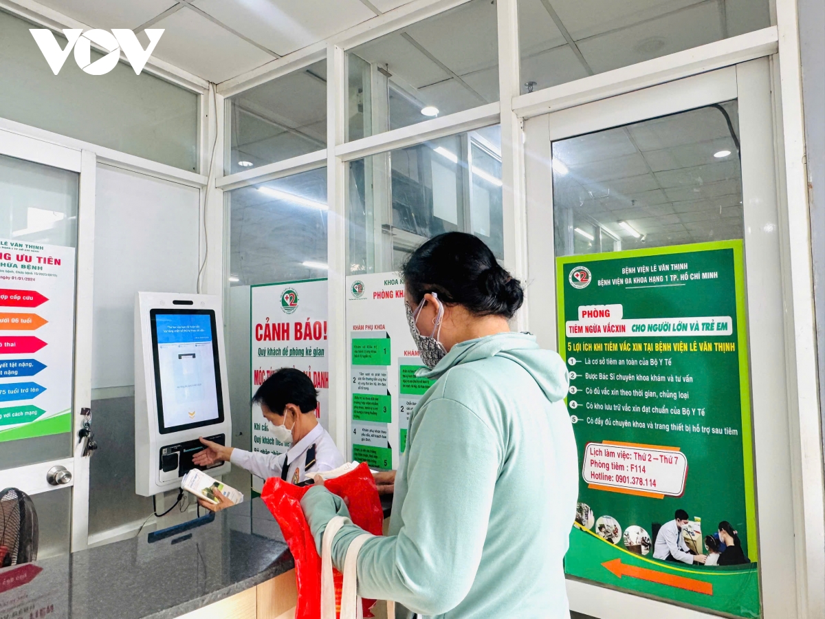 ho_tro_nguoi_lon_tuoi_lam_thu_tuc_tren_kios_kham_benh.jpg