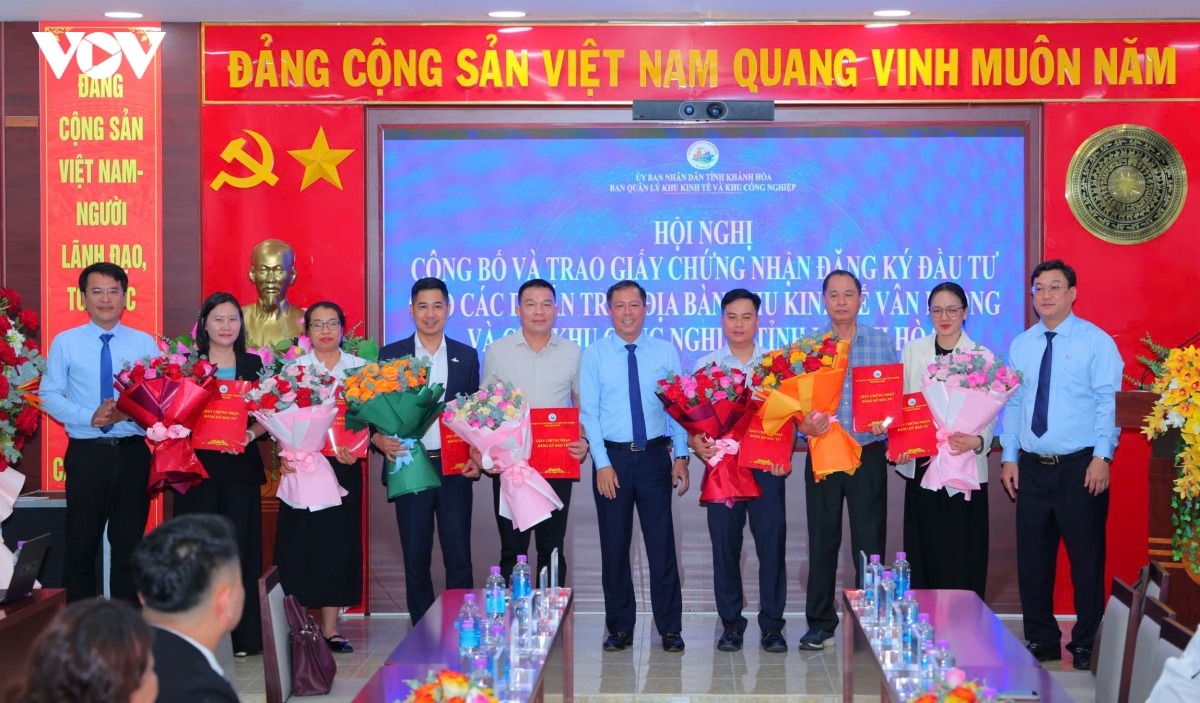 lanh_dao_ban_quan_ly_khu_kinh_te_va_khu_cong_nghiep_tinh_khanh_hoa_trao_giay_chung_nhan_dau_tu_cho_cac_chu_du_an.jpg