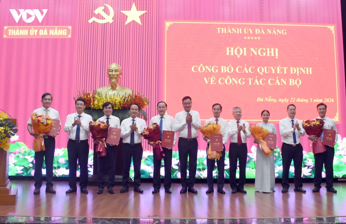 lanh_dao_thanh_pho_da_nang_trao_quyet_dinh_va_tang_hoa_chuc_mung_cac_can_bonhan_nhiem_vu_moi.jpg