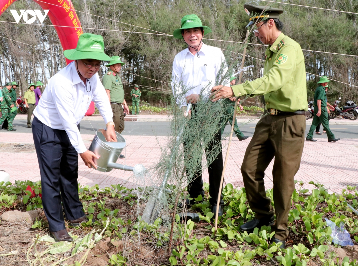 lanh_dao_tinh_vinh_long_tham_gia_trongcay_sau_le_phat_dong_20260519113446.jpg