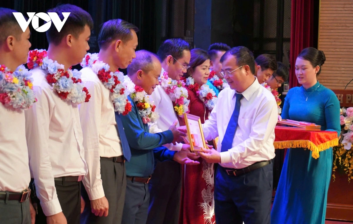 lanh_dao_tp_hai_phong_khen_thuong_cong_nhan_lao_dong_co_nhieu_sang_kien_trong_san_xuat.jpg
