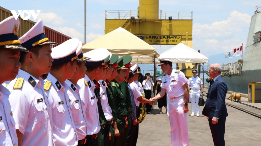 le_don_tiep_si_quan_va_thuy_thu_doan_tau_hmcs_charlottetown_cua_hai_quan_hoang_gia_canada_tai_cang_tien_sa_2_20260515130231.jpg