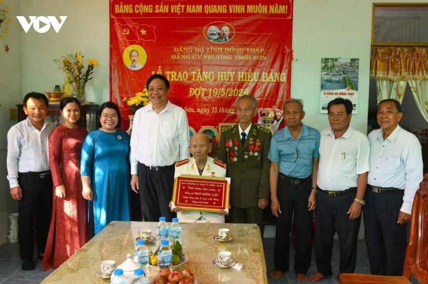 le_trao_huy_hieu_dang_duoc_cac_dang_bo_dia_phuong_to_chuc_trang_trong_y_nghia.jpg