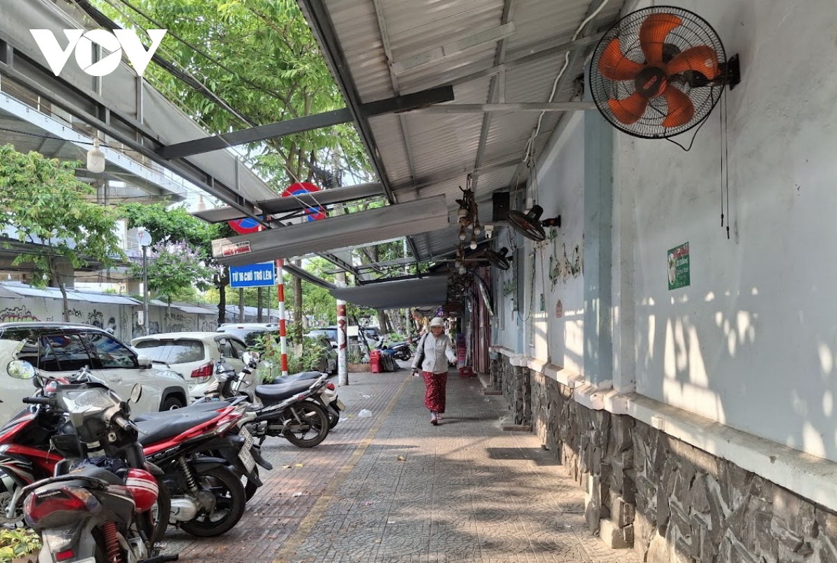 loi_di_bo_tren_via_he_duong_pho_da_nang_thong_thoang_sau_khi_cam_buon_ban_via_he.jpg