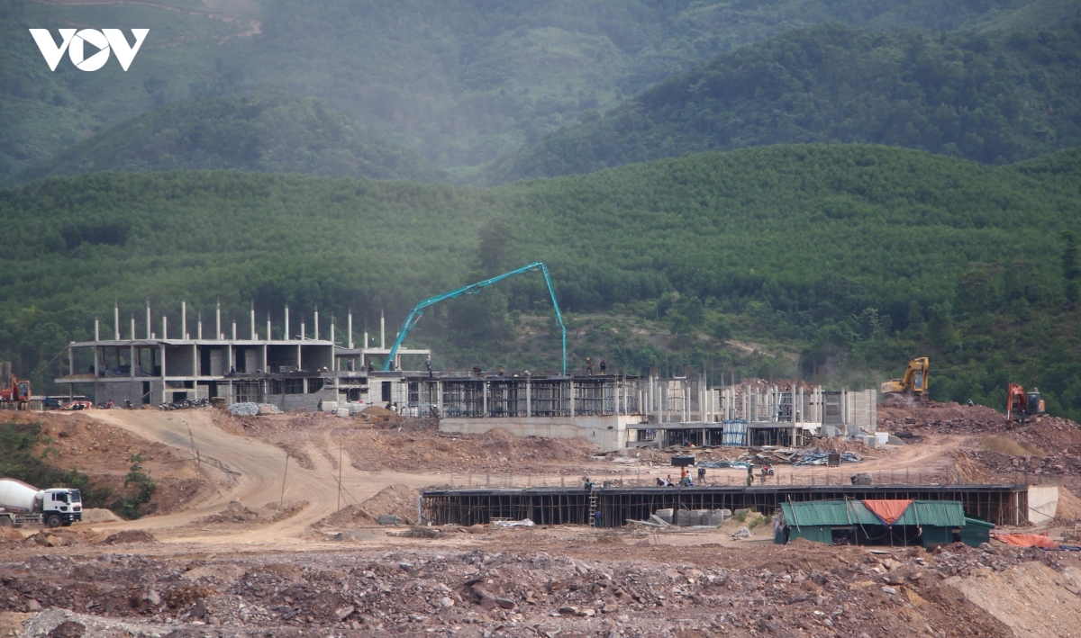 may_moc_cong_nhan_lien_tuc_lam_viec_tren_cong_truong.jpg