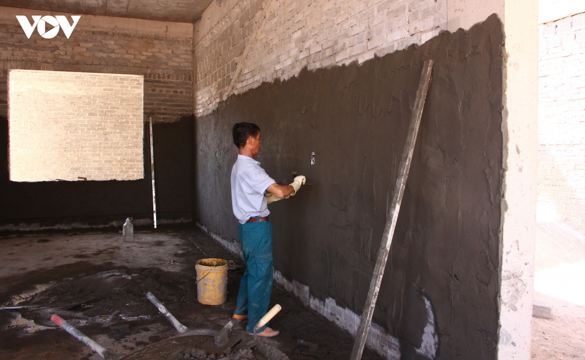 mot_so_hang_muc_phong_hoc_da_bat_dau_to_tret_phan_tuong.jpg