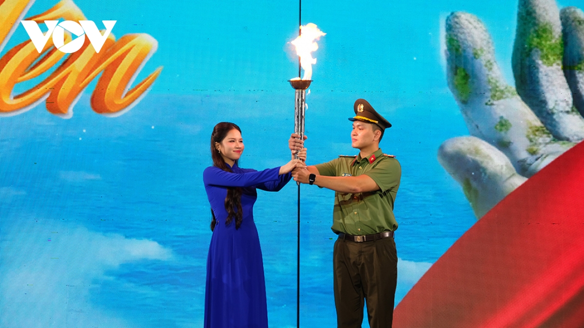 nghi_thuc_truyen_lua_thieng_lieng_duoc_trao_giua_cac_the_he.jpg