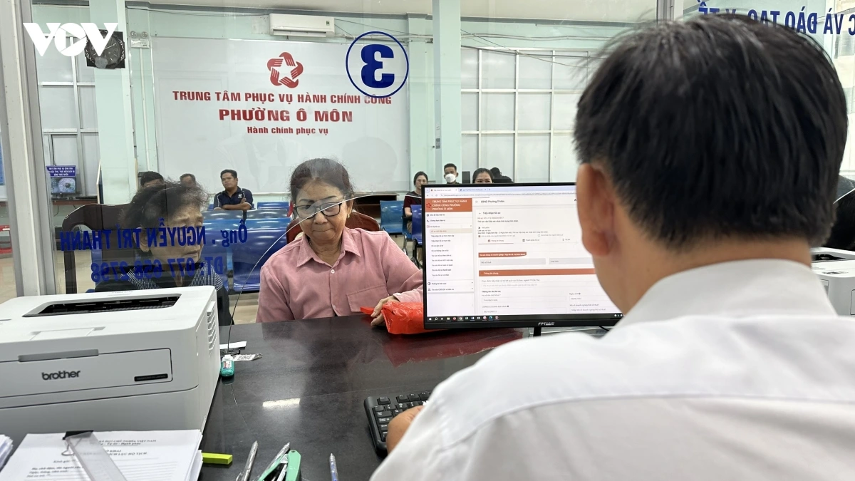 nguoi_dan_den_trung_tam_hanh_chinh_cong_cap_xa_phuong_de_thuc_hien_thu_tuc.jpg