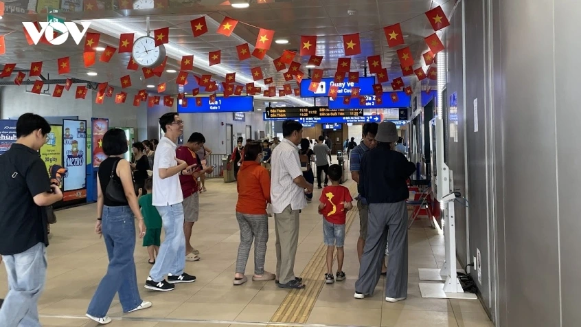 nguoi_dan_mua_ve_di_metro_1.jpg