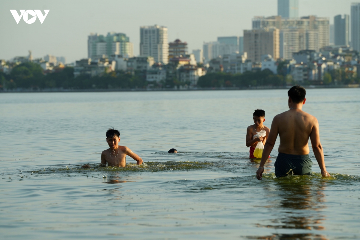 nguoi_dan_ra_ho_tay_boi_tranh_nong_40_do_ha_noi.11jpg.jpg