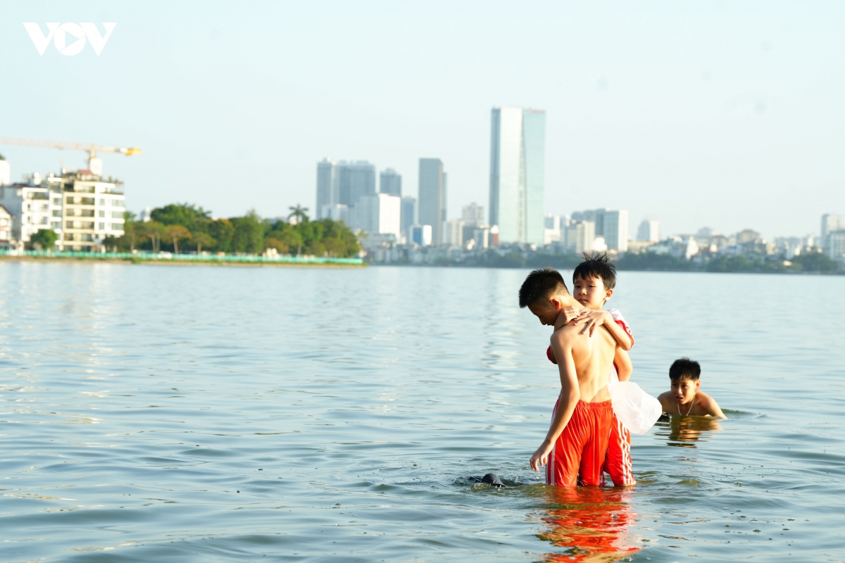nguoi_dan_ra_ho_tay_boi_tranh_nong_40_do_ha_noi.6jpg.jpg