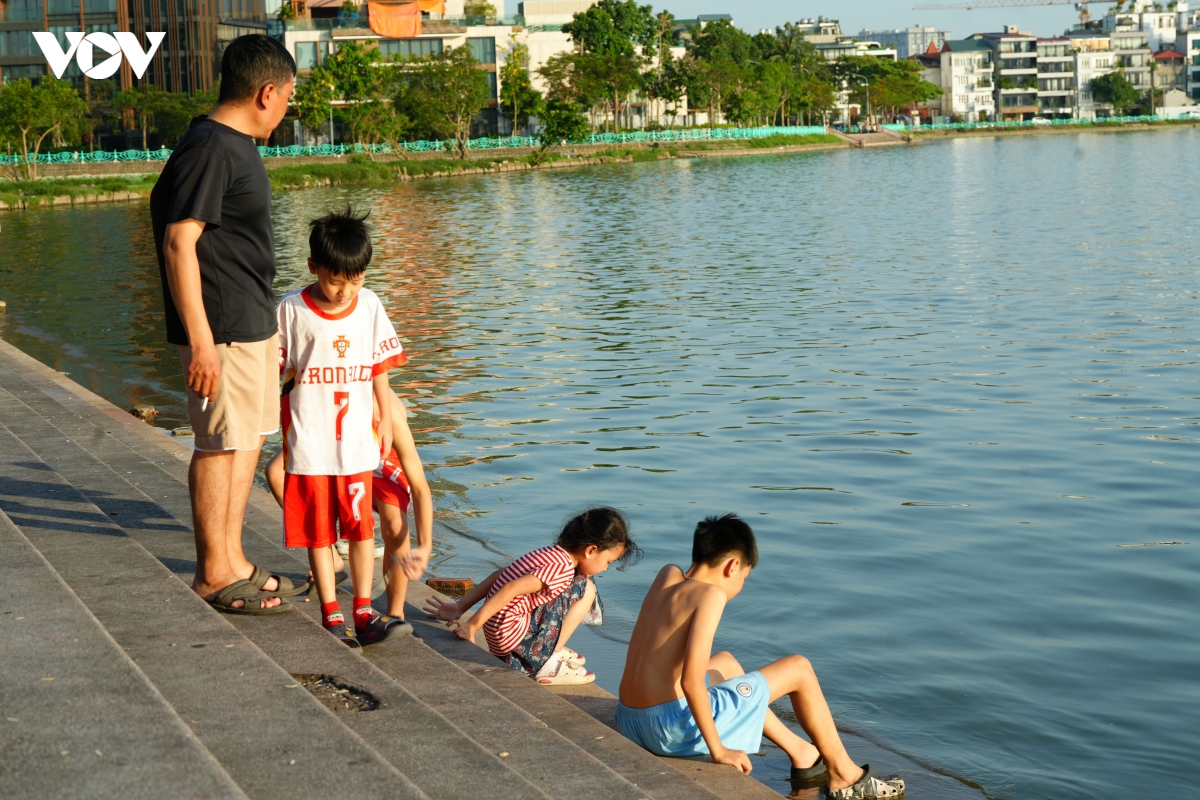 nguoi_dan_ra_ho_tay_boi_tranh_nong_40_do_ha_noi.jpg