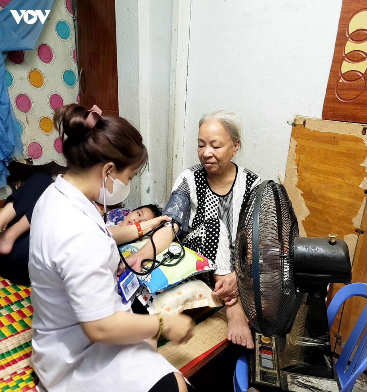 nhan_vien_y_te_den_tan_nha_do_huyet_ap_cho_nguoi_dan.jpg