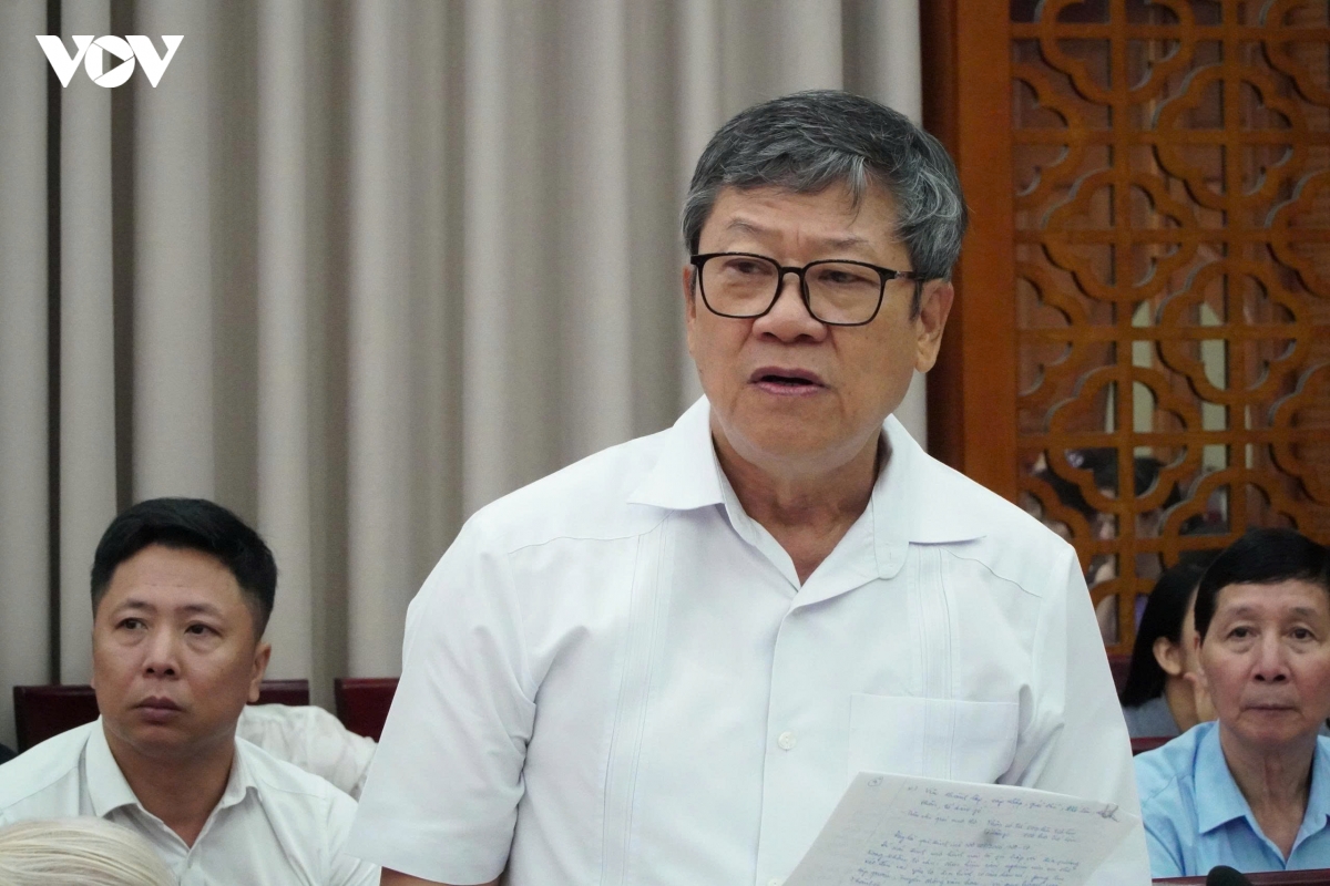 ong_bach_thanh_dinh_tinh_gon_to_dan_pho.jpg