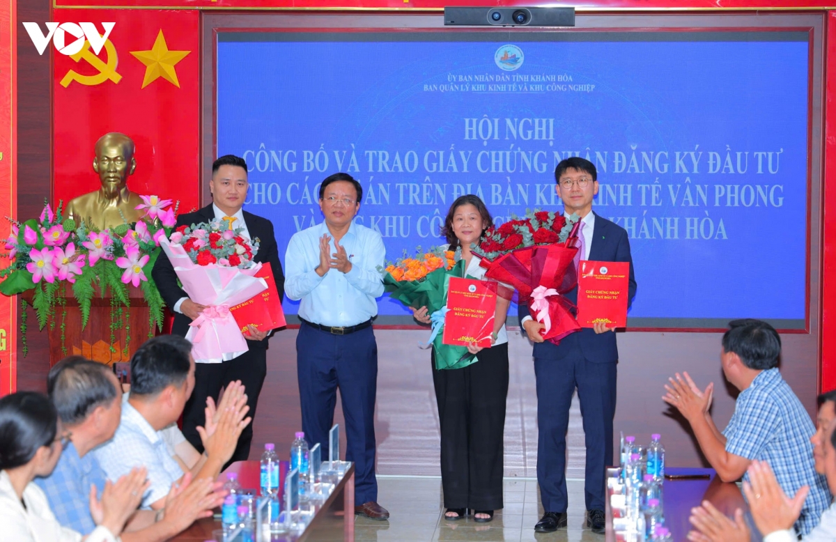 ong_le_huyen_pct_ubnd_tinh_khanh_hoa_trao_chung_nhan_dau_tu_cho_cac_chu_du_an.jpg