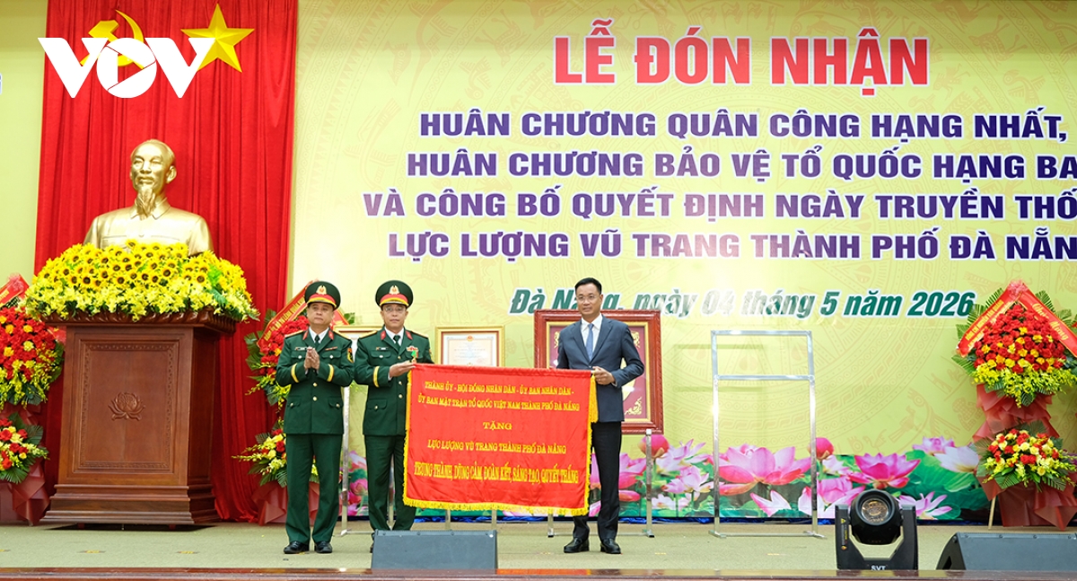 ong_le_ngoc_quang_bi_thu_thanh_uy_da_nang_tang_buc_truong_cua_thanh_uy_hdnd_ubnd_ubmttqvn_thanh_pho_tang_bo_chqs_thanh_pho.jpg