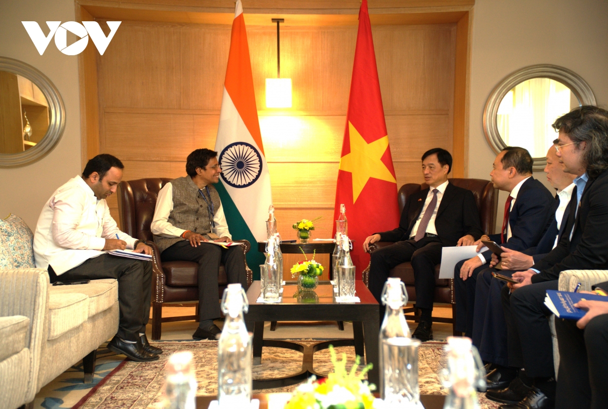ong_nguyen_duy_ngoc_lam_viec_voi_vien_cong_nghe_an_do_tai_madras.jpg