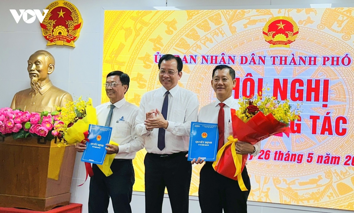 ong_vuong_quoc_nam_pho_chu_tich_ubnd_thanh_pho_can_tho_trao_quyet_dinh_cho_can_bo.jpg