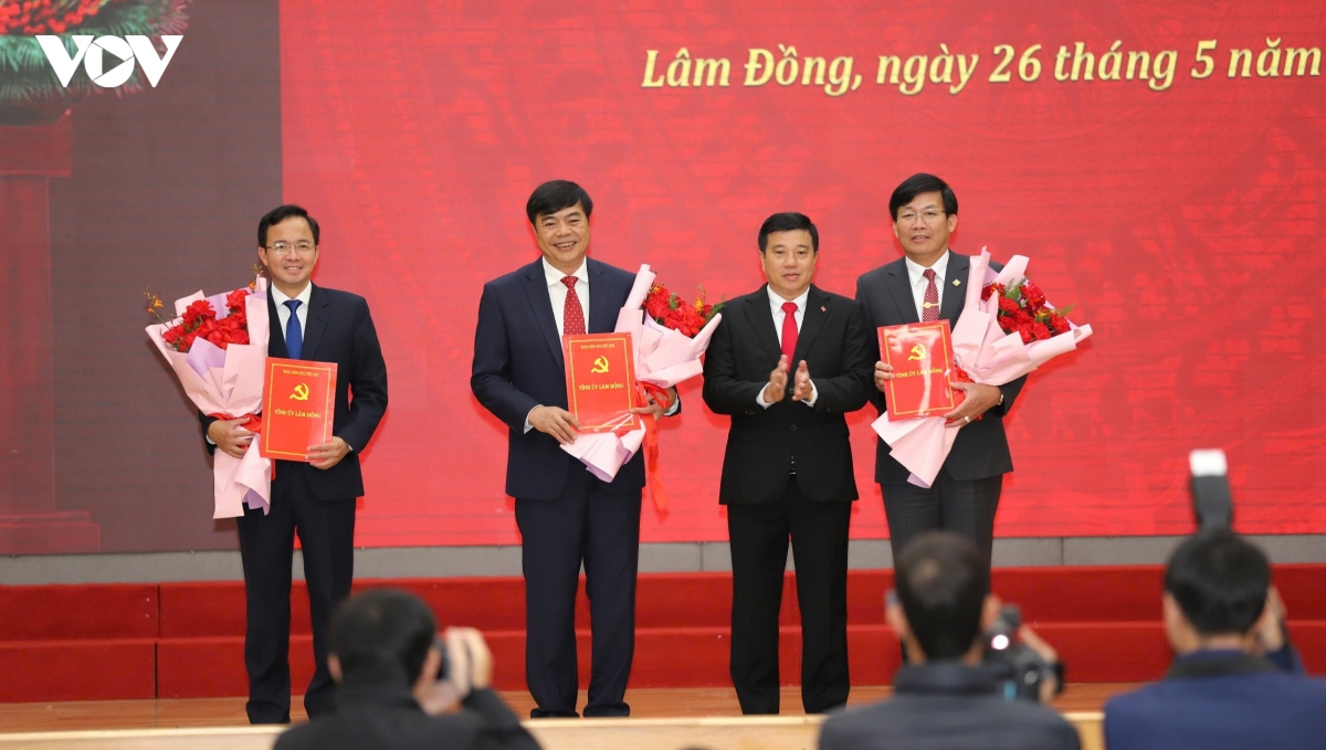ong_y_thanh_ha_nie_kdam_uy_vien_trung_uong_dang_bi_thu_tinh_uy_lam_dong_trao_cac_quyet_dinh_dieu_dong_cho_cac_can_bo.jpg