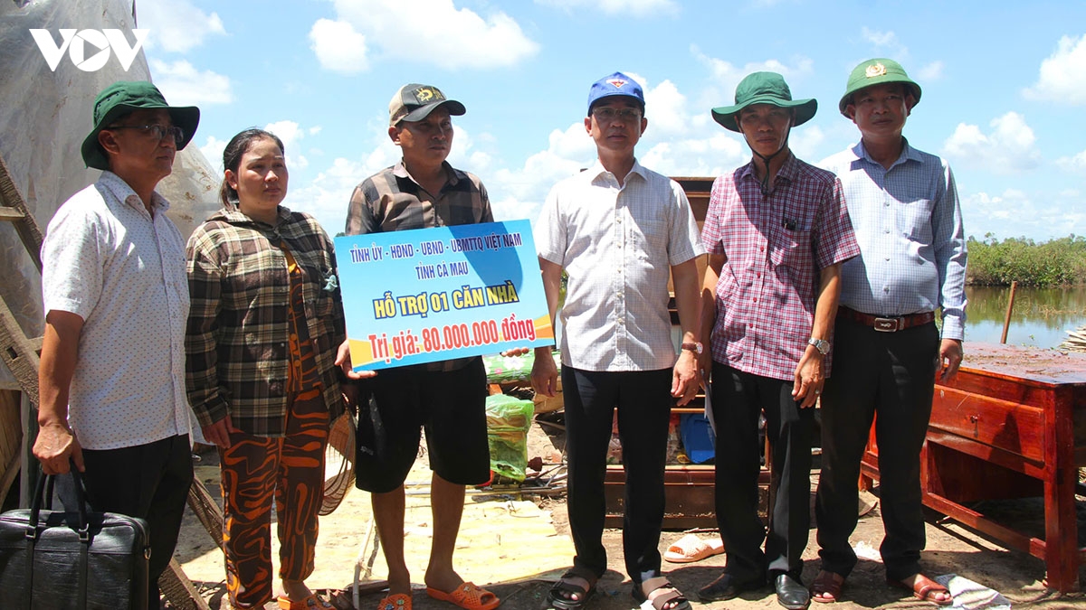pho_bi_thu_tinh_uy_ca_mau_ho_thanh_thuy_thu_3_tu_phai_sang_tham_hoi_dong_vien_trao_ho_tro_cho_ho_dan_bi_anh_huong_thien_tai.jpg