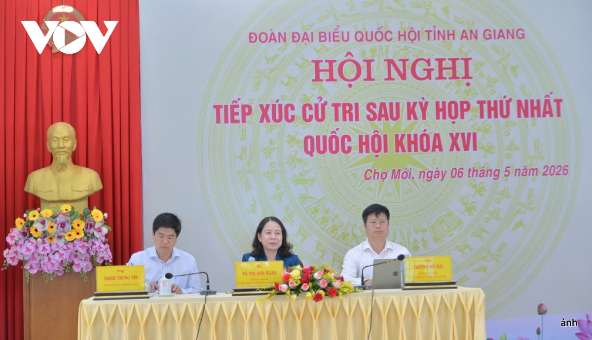 pho_chu_tich_nuoc_vo_thi_anh_xuan_cung_cac_dai_bieu_tiep_xuc_cu_tri.jpg