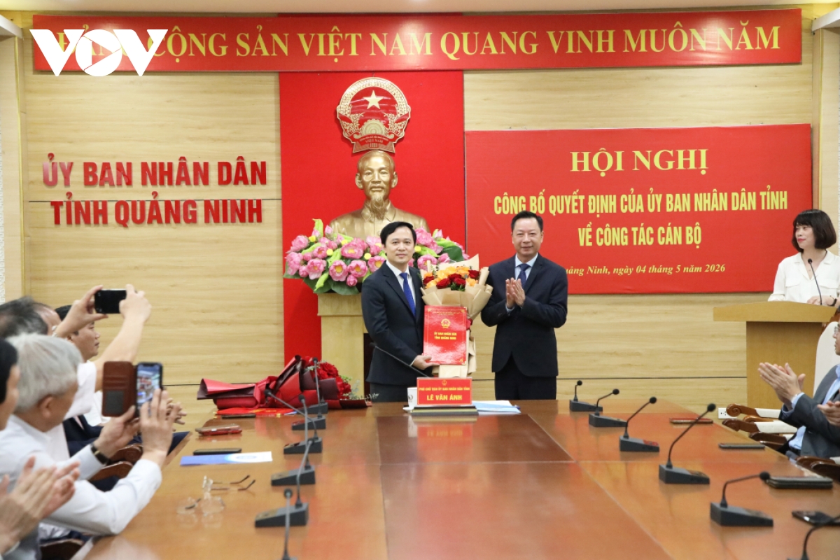 pho_chu_tich_ubnd_tinh_quang_ninh_le_van_anh_trao_quyet_dinh_bo_nhiem_giam_doc_so_y_te_cho_ong_bui_manh_hung.jpg