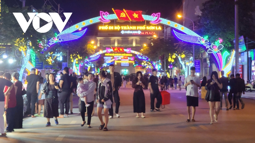 pho_di_bo_nhon_nhip_vao_toi_thu_7_.jpg