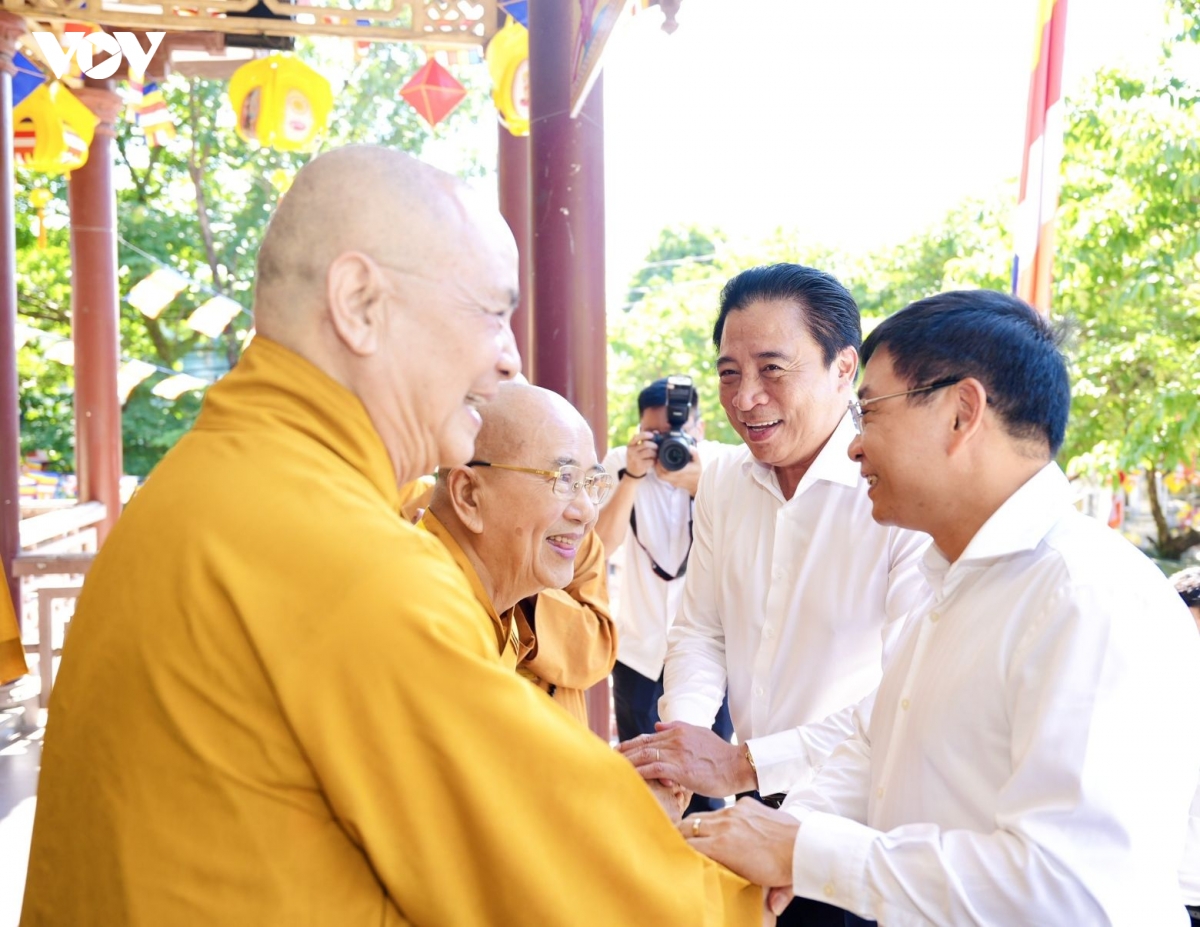pho_thu_tuong_nguen_van_thang_cung_lanh_dao_thanh_pho_hue_tham_giao_hoi_phat_giao_thanh_pho_hue_nhan_dip_phat_dan.jpg