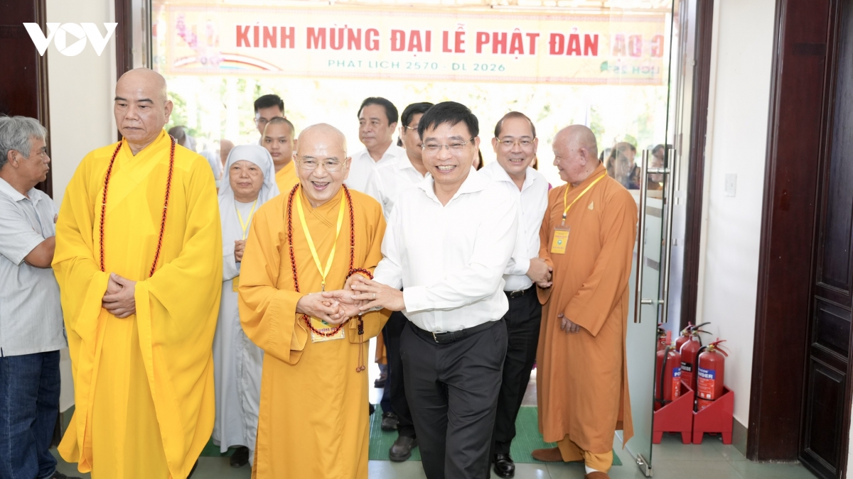 pho_thu_tuong_nguyen_van_thang_tham_giao_hoi_phat_giao_thanh_pho_hue_nhan_dip_phat_dan.jpg