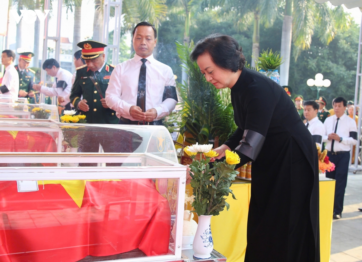 pho_thu_tuong_pham_thi_thanh_tra_dang_huong_tuong_niem_cac_liet_si.jpg