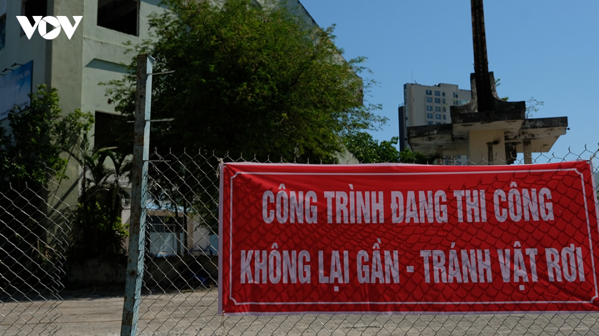 quanh_san_chi_lang_nha_thau_quay_kin_va_rao_bang_luoi_thep_voi_dong_chu_canh_bao_nhan_dan_khong_lai_gan.jpg