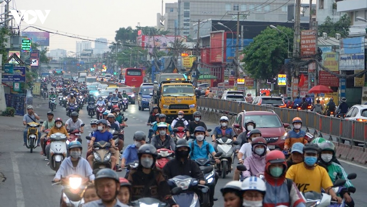 quoc_lo_13_thuong_xuyen_ket_xe_vao_cao_diem_.jpg