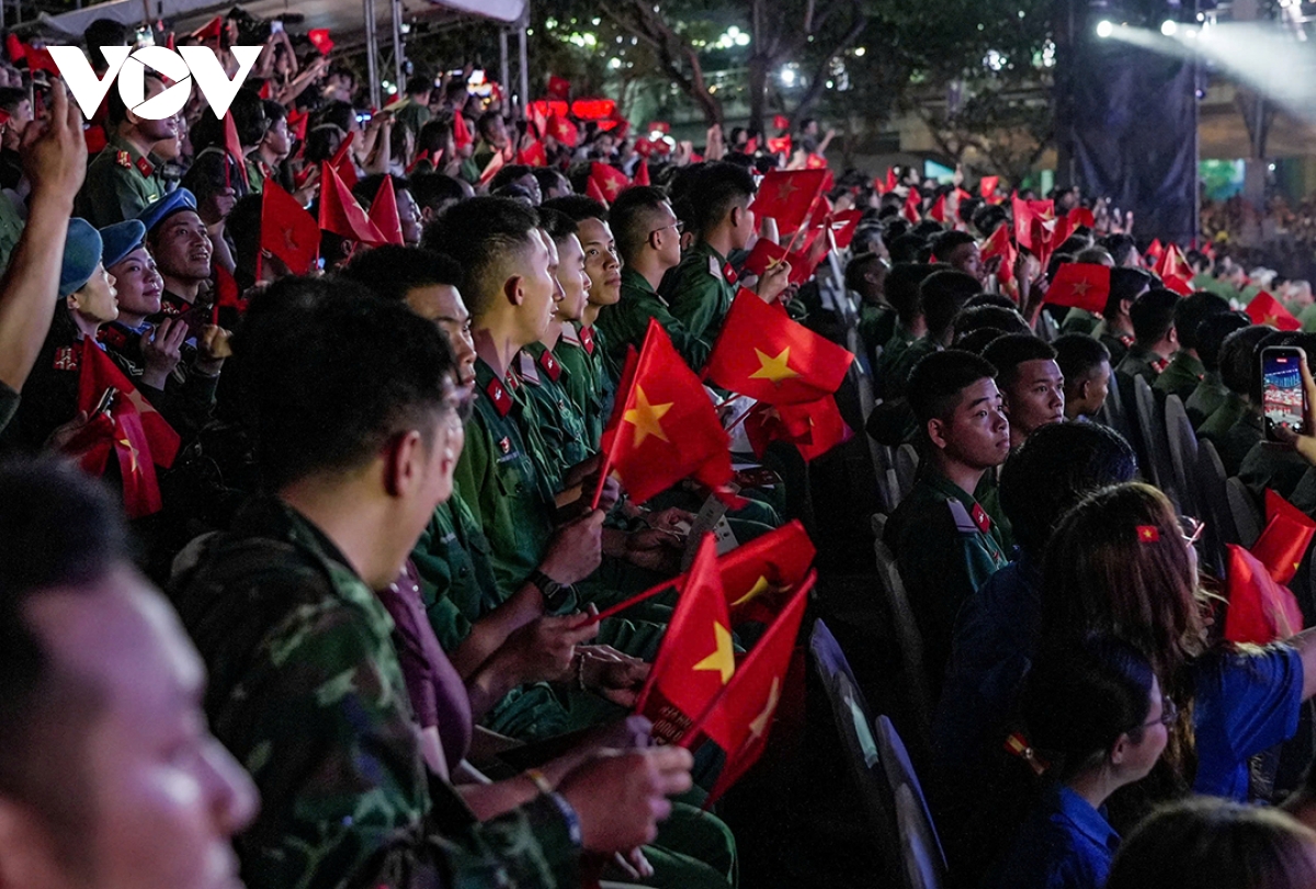 rat_dong_nguoi_dan_can_bo_chien_si_bo_doi_den_du_chuong_trinh.jpg