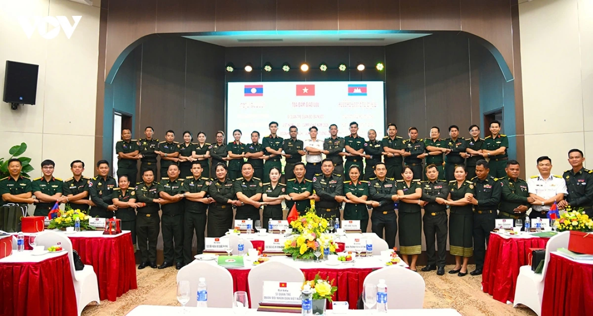 si_quan_tre_quan_doi_ba_nuoc_viet_nam_-_lao_-_campuchia_chup_anh_luu_niem.jpg