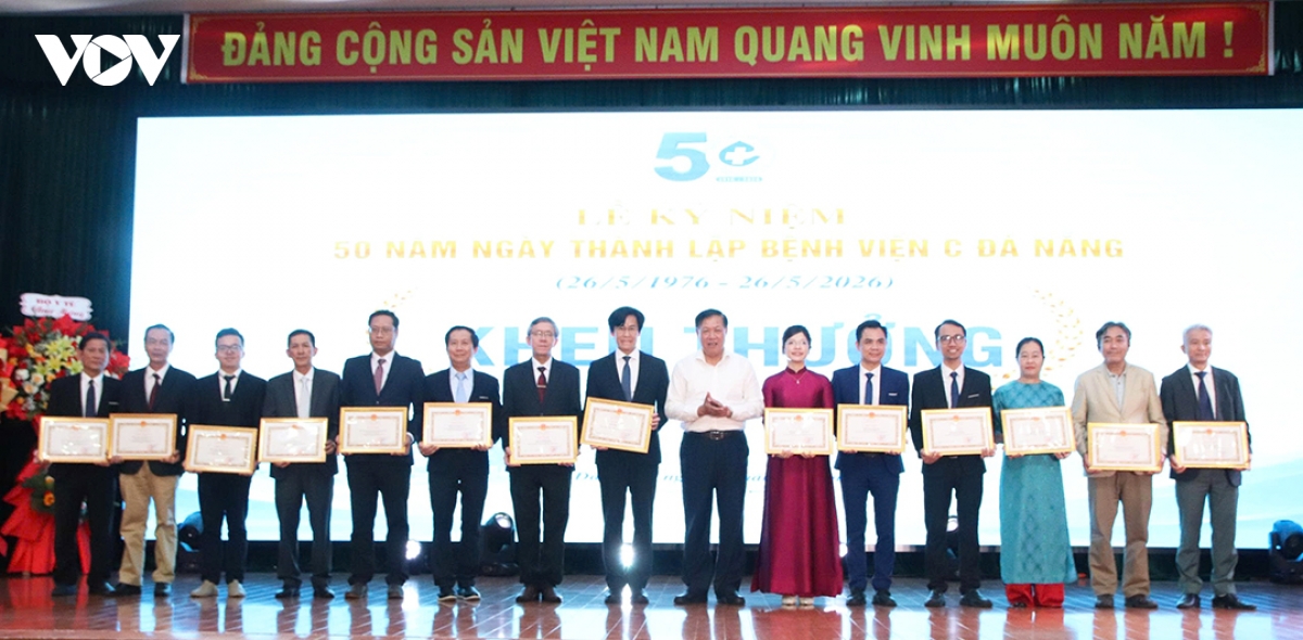 tang_bang_khen_cua_bo_truong_bo_y_te_cho_cac_tap_the_va_ca_nhan_benh_vien_c_da_nang.jpg