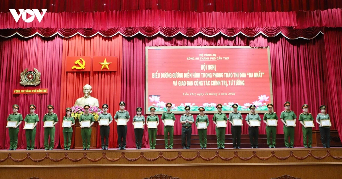 tang_giay_khen_cho_9_tap_the_va_9_ca_nhan_co_thanh_tich_xuat_sac_trong_thuc_hien_phong_trao_thi_dua_ba_nhat.jpg