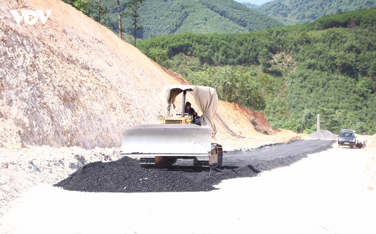 thi_cong_cac_doan_duong_dan_vao_va_cac_loi_di_trong_khuon_vien_nha_truong.jpg
