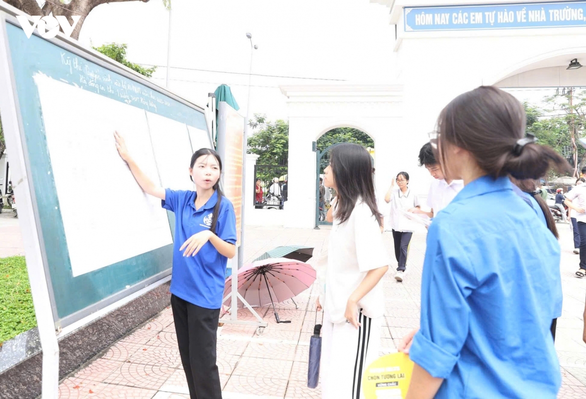 thi_sinh_kiem_tra_phong_thi_truoc_khi_vao_buoc_vao_mon_thi_dau_tien_chieu_31_5.jpg