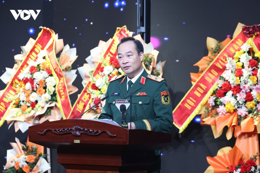thieu_tuong_pham_van_tu_giam_doc_trung_tam_phat_thanh_-_truyen_hinh_quan_doi_trinh_bay_dien_van.jpg