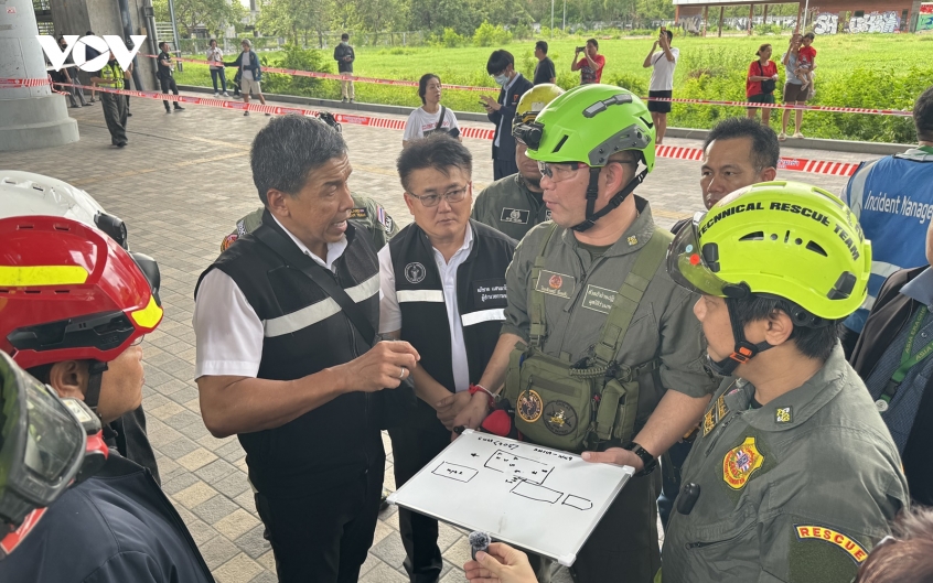 thong doc Bangkok Chadchart Sittipunt chi dao tai hien truong tai nan tau hoa xe bus, cuu ho Thai Lan 5-2026 -vov.jpeg