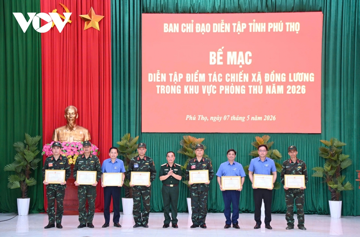 thu_truong_bo_tu_lenh_quan_khu_2_trao_bang_khen_cho_cac_tap_the_ca_nhan.jpg