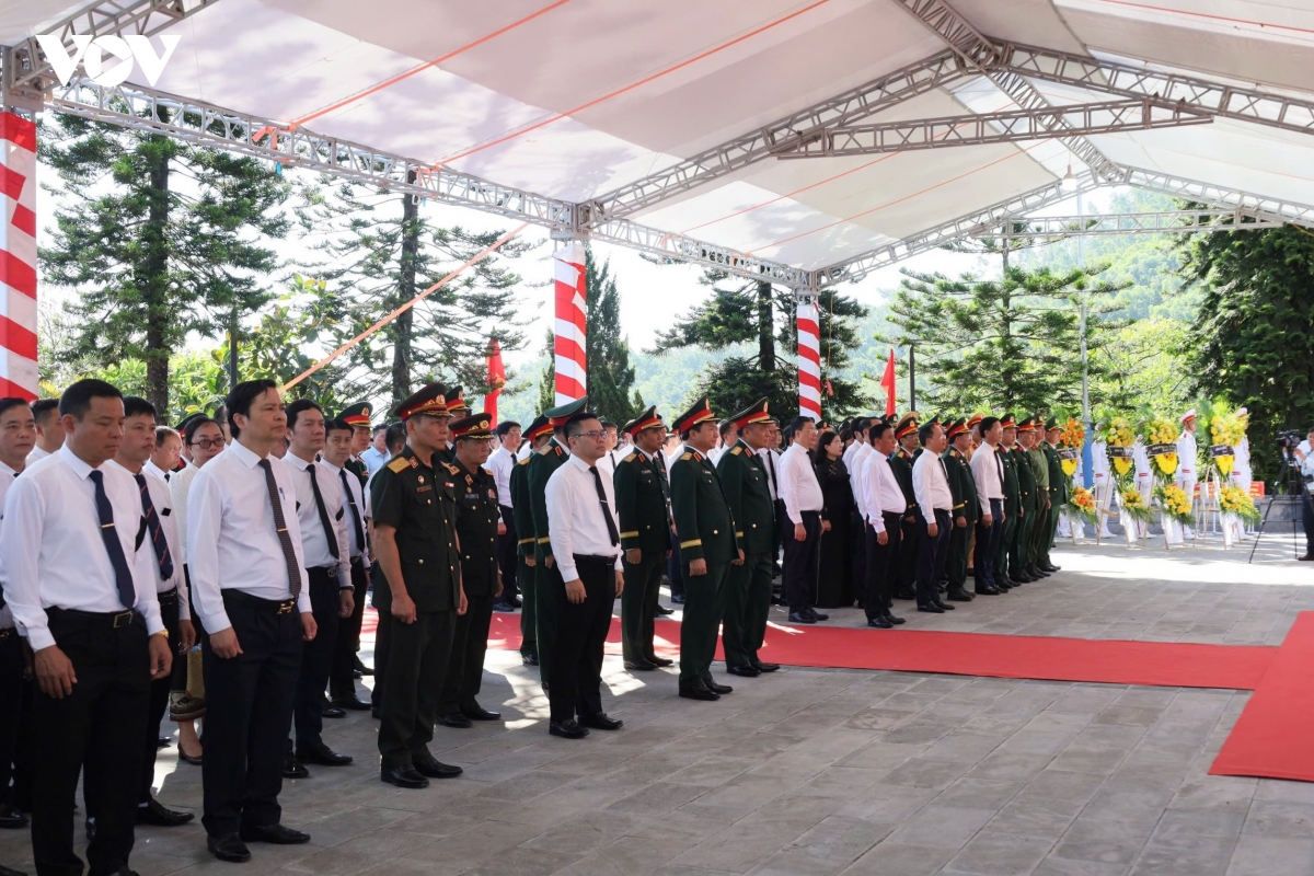 thuong_truc_ban_bi_thu_du_le_truy_dieu_an_tang_hai_cot_liet_si_tai_tinh_ha_tinh_1.jpg