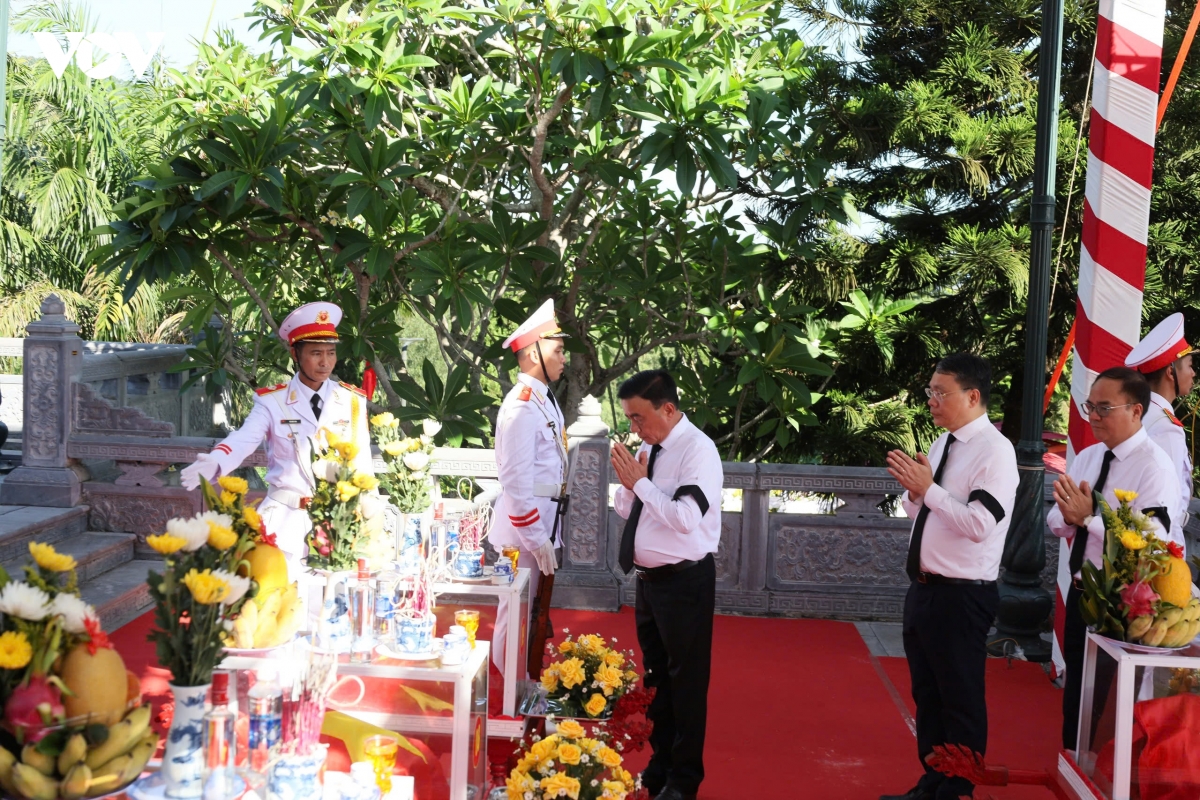 thuong_truc_ban_bi_thu_du_le_truy_dieu_an_tang_hai_cot_liet_si_tai_tinh_ha_tinh_2.jpg