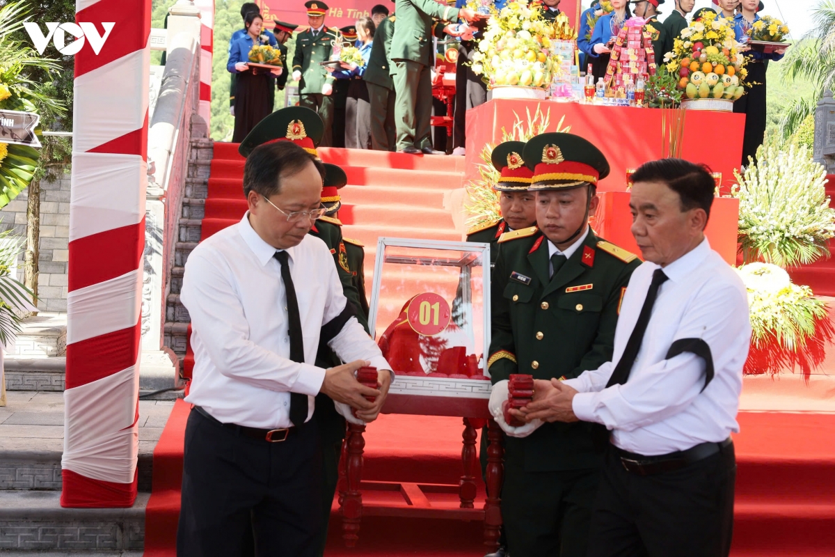 thuong_truc_ban_bi_thu_du_le_truy_dieu_an_tang_hai_cot_liet_si_tai_tinh_ha_tinh_3.jpg